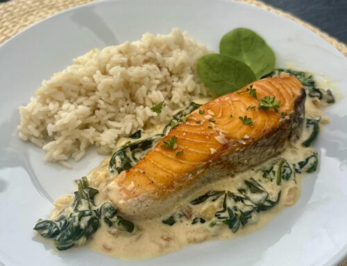 Losos v omaki s špinačo in parmezanom