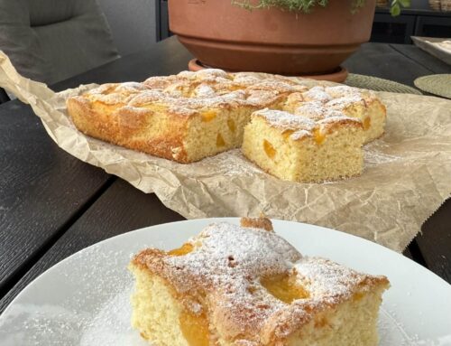 Sočni biskvit z breskvami