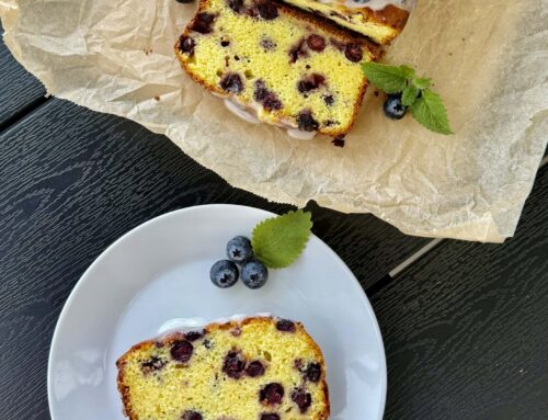 Borovničev kolač z jogurtom in limono